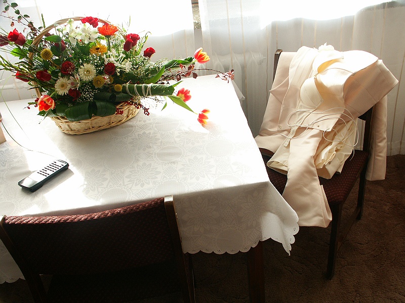 136 Suknia przetrwala trudy imprezy, ale cos pachnie kawa.jpg - Następny ranek. Kawa już bulgocze w kuchni.